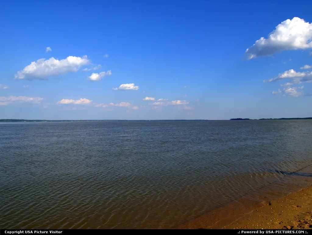 Colonial Parkway, beach along the James River near College Creek, outside Williamsburg,...
