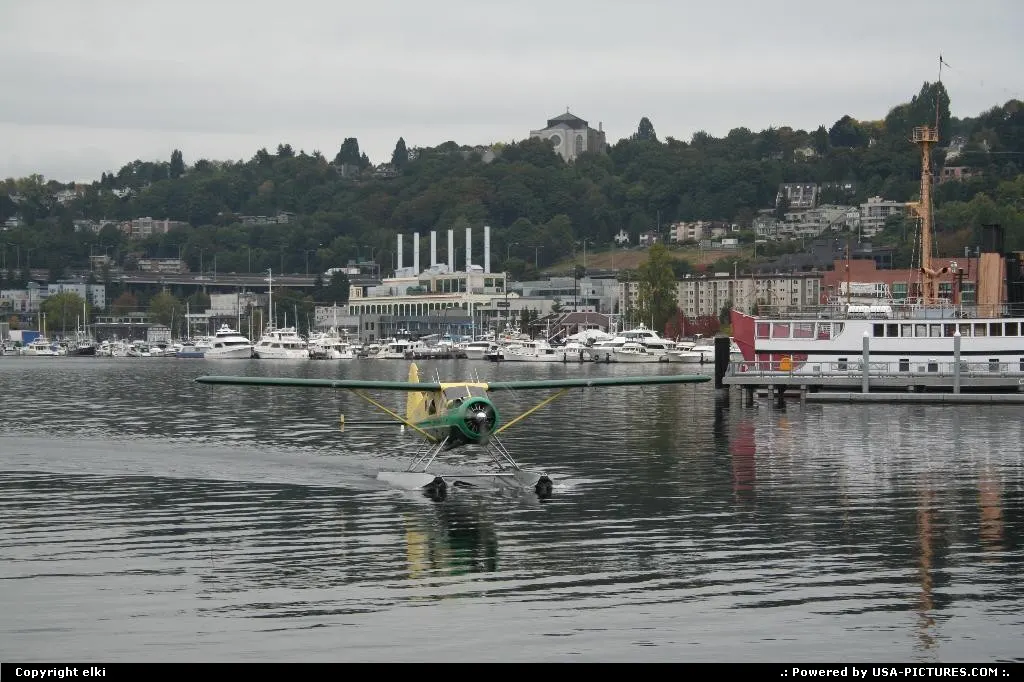 N985P: Dehavilland DHC-2 plane, taxiing in Union Lake