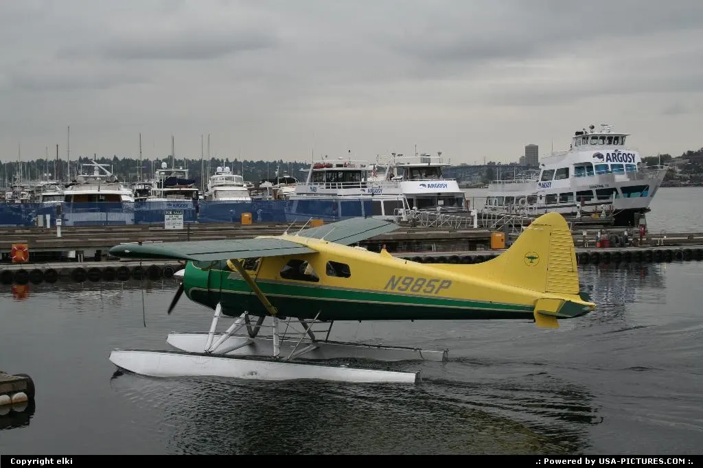 N985P: Dehavilland DHC-2 plane, taxiing in Union Lake